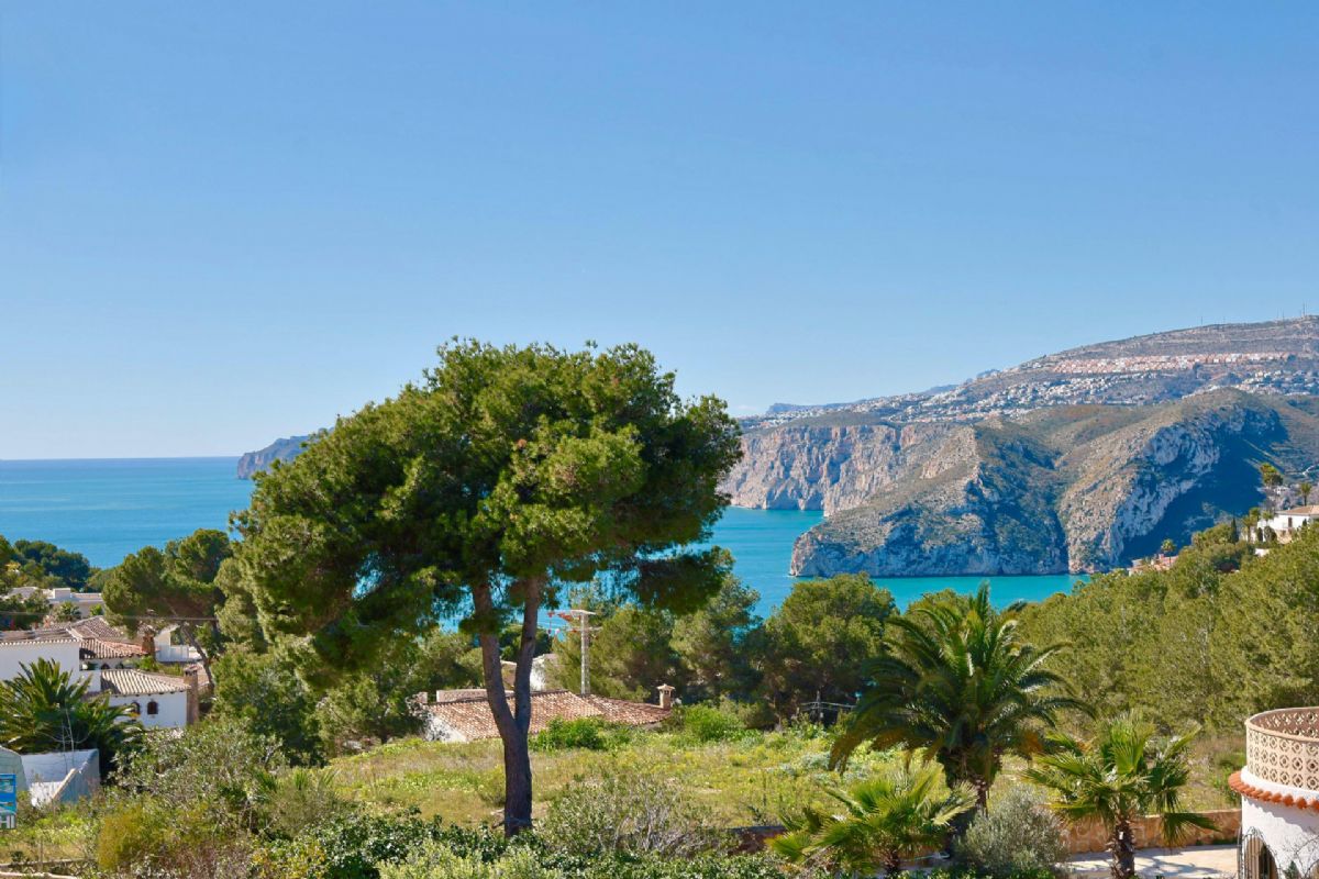 Ubicada en Javea, esta encantadora villa con vistas al mar y a la montana se encuentra en un entorno de absoluta calma, ideal para quienes buscan tranquilidad y privacidad en plena esencia mediterranea.