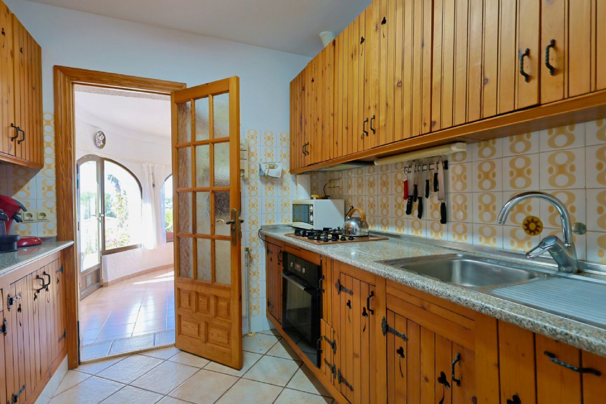 Ubicada en Javea, esta encantadora villa con vistas al mar y a la montana se encuentra en un entorno de absoluta calma, ideal para quienes buscan tranquilidad y privacidad en plena esencia mediterranea.