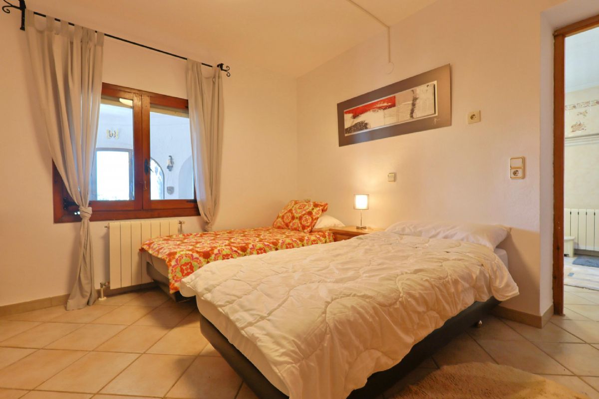 Ubicada en Javea, esta encantadora villa con vistas al mar y a la montana se encuentra en un entorno de absoluta calma, ideal para quienes buscan tranquilidad y privacidad en plena esencia mediterranea.