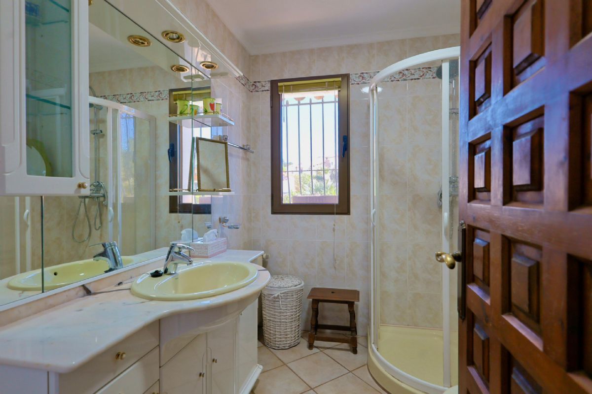 Ubicada en Javea, esta encantadora villa con vistas al mar y a la montana se encuentra en un entorno de absoluta calma, ideal para quienes buscan tranquilidad y privacidad en plena esencia mediterranea.