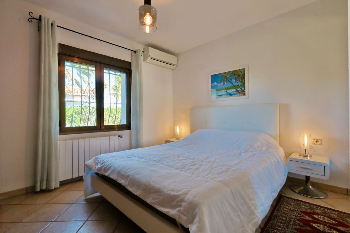 Ubicada en Javea, esta encantadora villa con vistas al mar y a la montana se encuentra en un entorno de absoluta calma, ideal para quienes buscan tranquilidad y privacidad en plena esencia mediterranea.