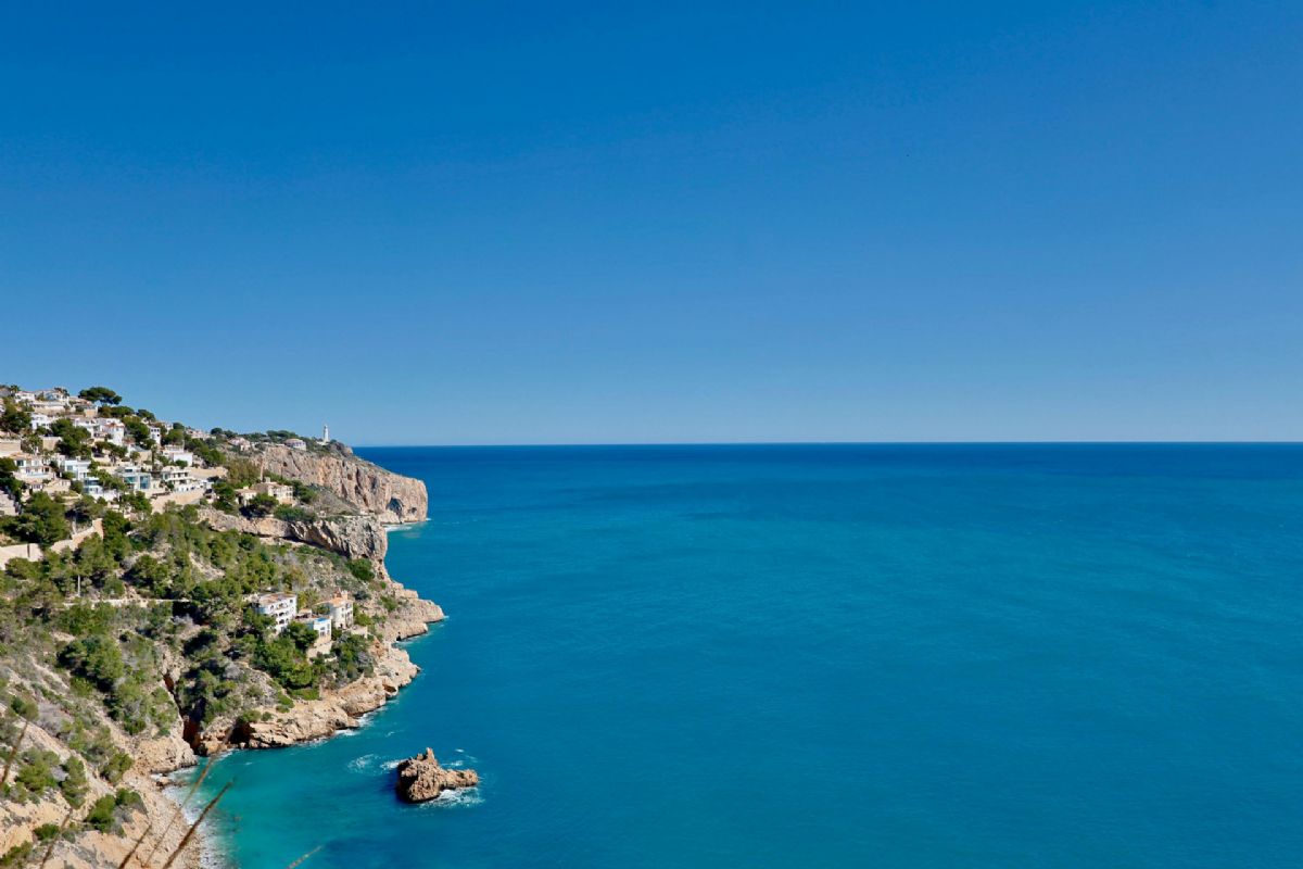 Ubicada en Javea, esta encantadora villa con vistas al mar y a la montana se encuentra en un entorno de absoluta calma, ideal para quienes buscan tranquilidad y privacidad en plena esencia mediterranea.
