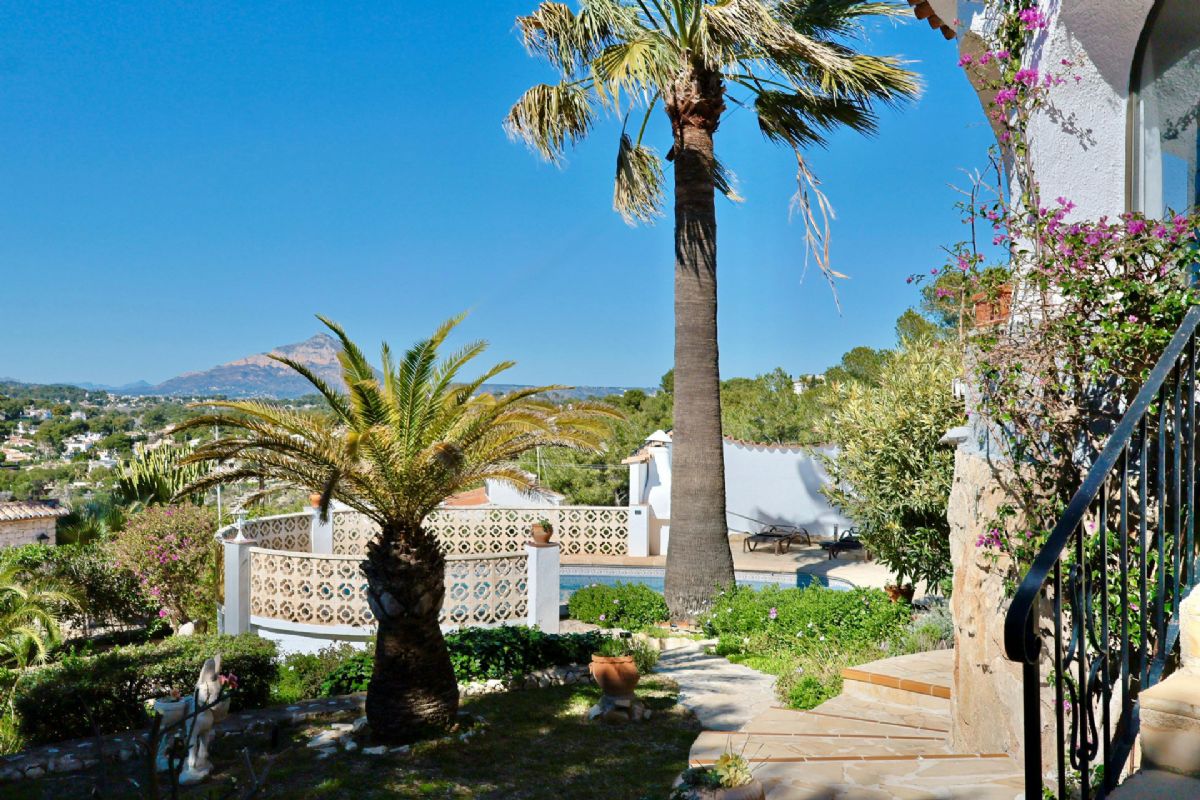 Ubicada en Javea, esta encantadora villa con vistas al mar y a la montana se encuentra en un entorno de absoluta calma, ideal para quienes buscan tranquilidad y privacidad en plena esencia mediterranea.
