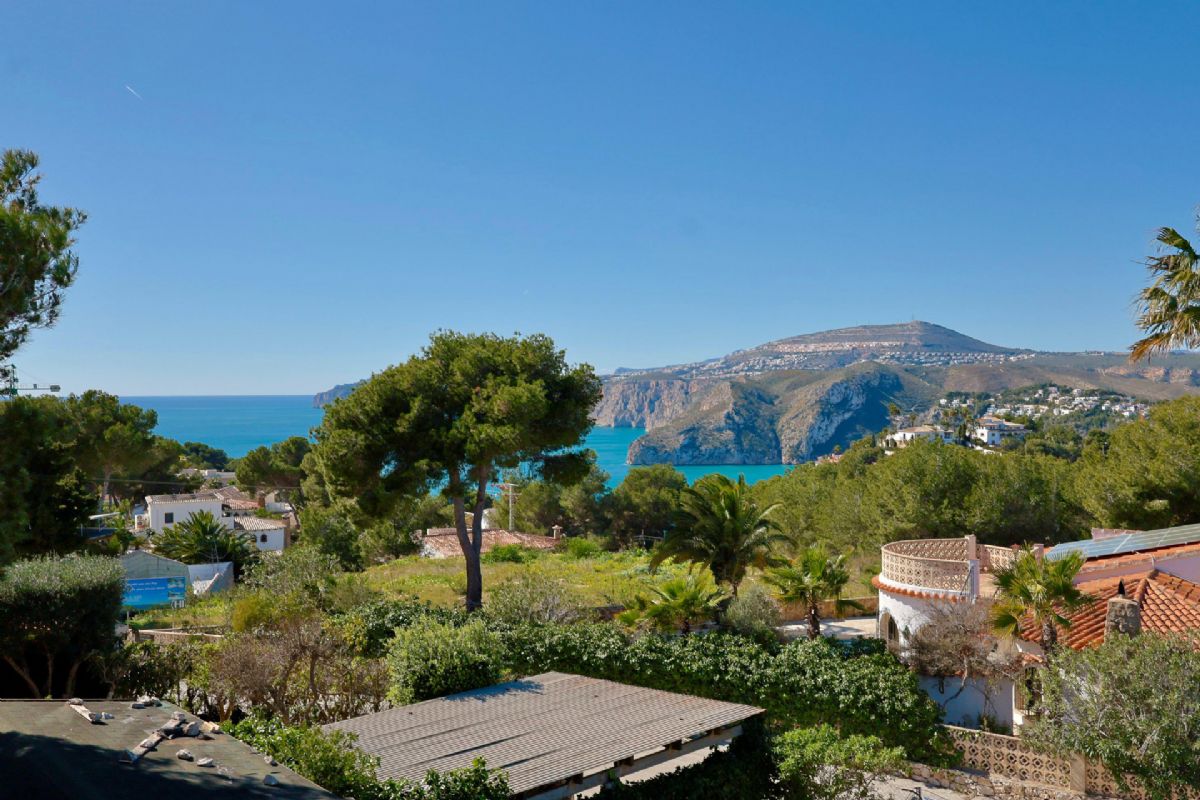 Ubicada en Javea, esta encantadora villa con vistas al mar y a la montana se encuentra en un entorno de absoluta calma, ideal para quienes buscan tranquilidad y privacidad en plena esencia mediterranea.