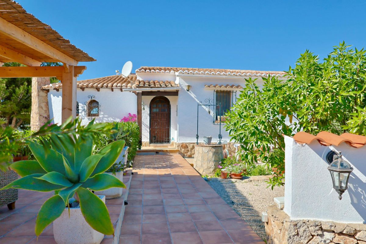 Ubicada en Javea, esta encantadora villa con vistas al mar y a la montana se encuentra en un entorno de absoluta calma, ideal para quienes buscan tranquilidad y privacidad en plena esencia mediterranea.