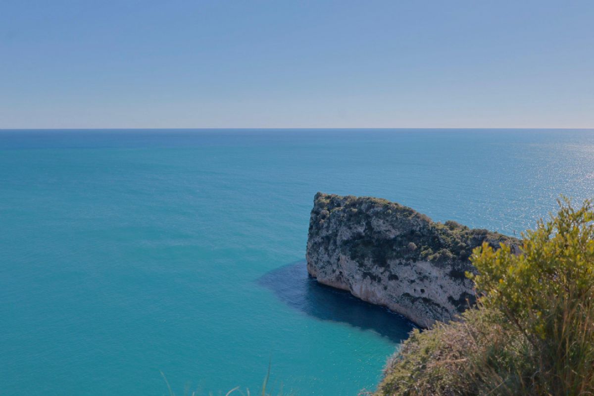 Ubicada en Javea, esta encantadora villa con vistas al mar y a la montana se encuentra en un entorno de absoluta calma, ideal para quienes buscan tranquilidad y privacidad en plena esencia mediterranea.