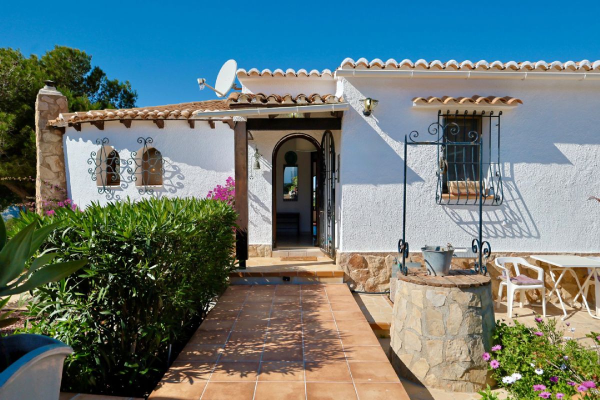Ubicada en Javea, esta encantadora villa con vistas al mar y a la montana se encuentra en un entorno de absoluta calma, ideal para quienes buscan tranquilidad y privacidad en plena esencia mediterranea.