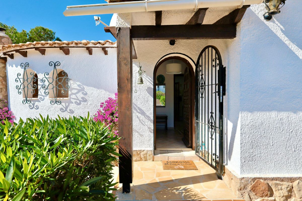Ubicada en Javea, esta encantadora villa con vistas al mar y a la montana se encuentra en un entorno de absoluta calma, ideal para quienes buscan tranquilidad y privacidad en plena esencia mediterranea.