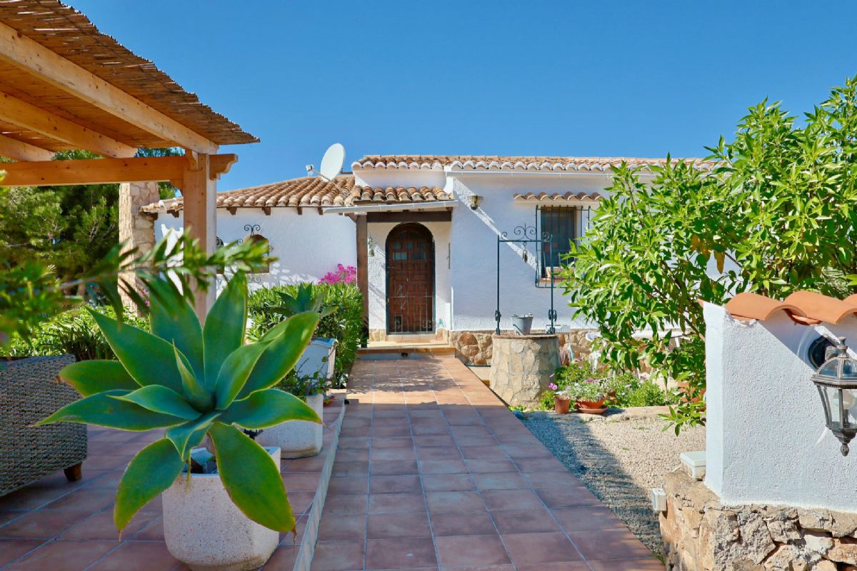 Ubicada en Javea, esta encantadora villa con vistas al mar y a la montana se encuentra en un entorno de absoluta calma, ideal para quienes buscan tranquilidad y privacidad en plena esencia mediterranea.