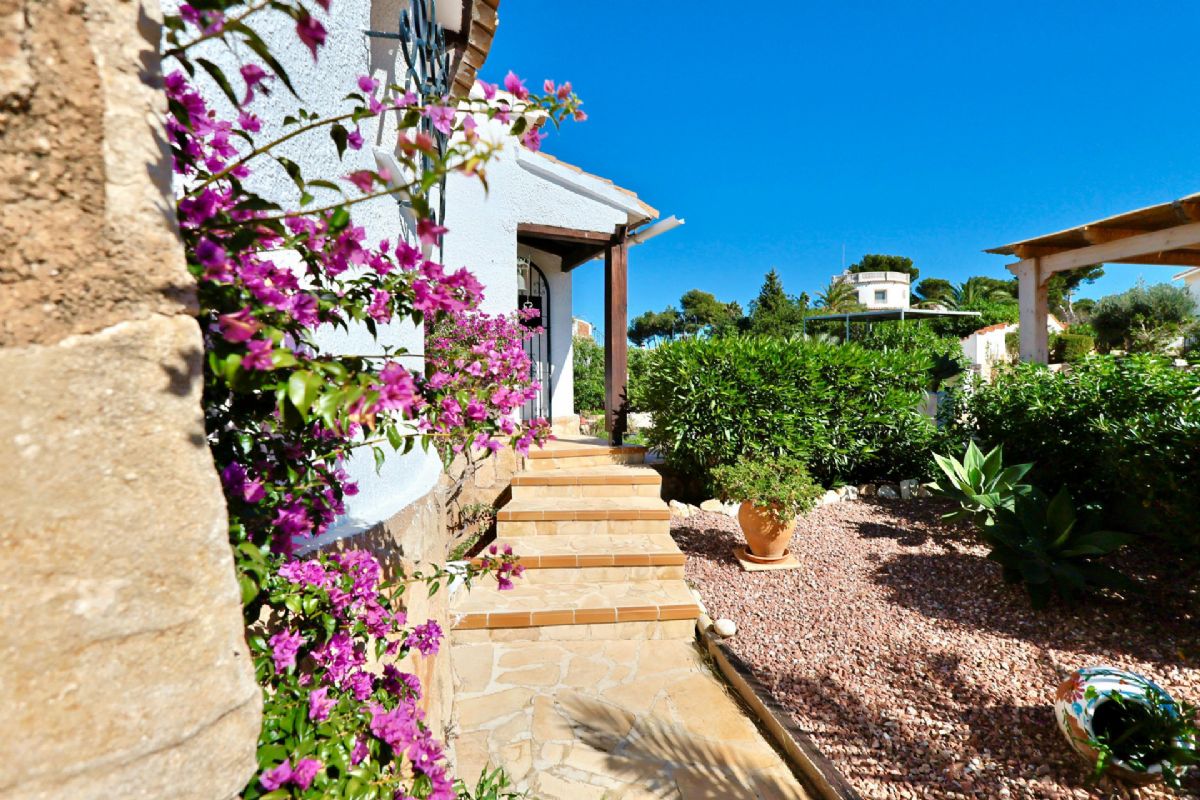 Ubicada en Javea, esta encantadora villa con vistas al mar y a la montana se encuentra en un entorno de absoluta calma, ideal para quienes buscan tranquilidad y privacidad en plena esencia mediterranea.