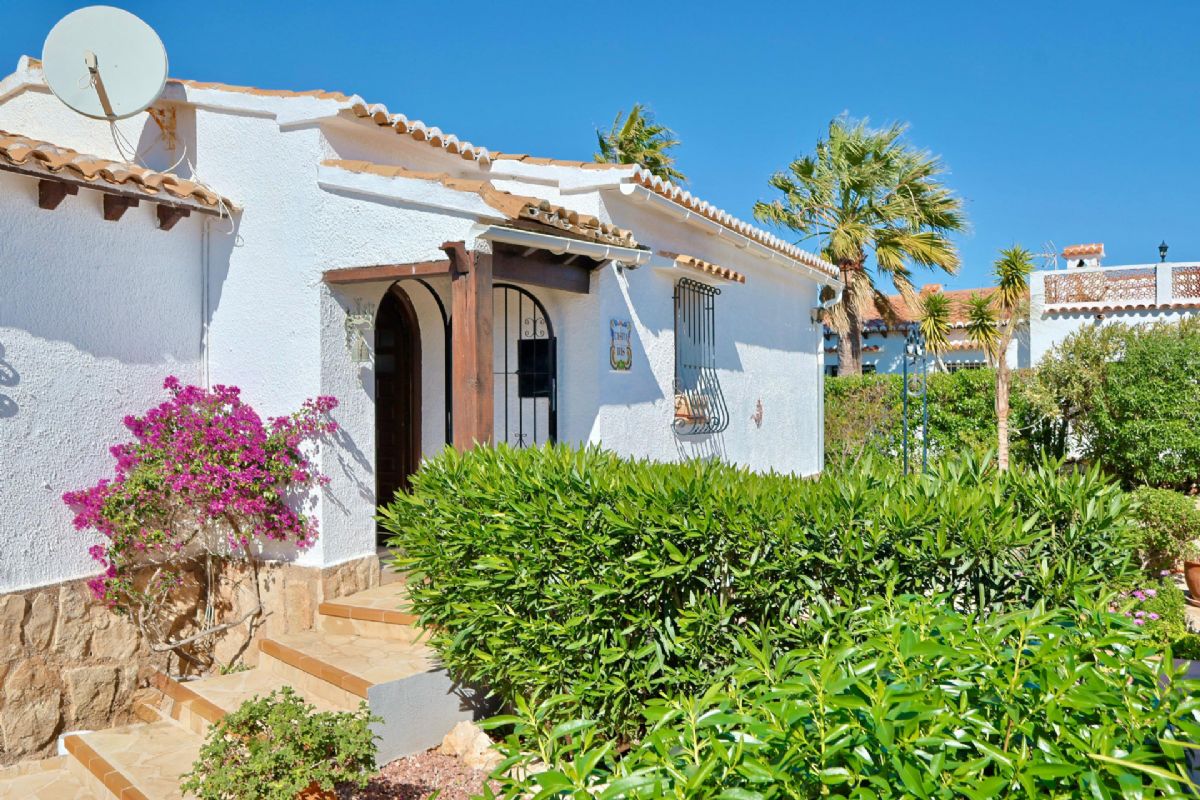 Ubicada en Javea, esta encantadora villa con vistas al mar y a la montana se encuentra en un entorno de absoluta calma, ideal para quienes buscan tranquilidad y privacidad en plena esencia mediterranea.