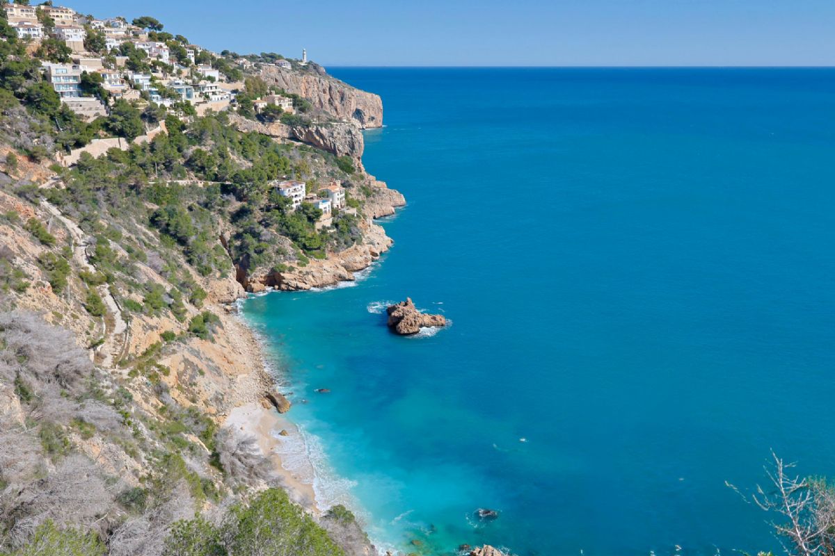 Ubicada en Javea, esta encantadora villa con vistas al mar y a la montana se encuentra en un entorno de absoluta calma, ideal para quienes buscan tranquilidad y privacidad en plena esencia mediterranea.