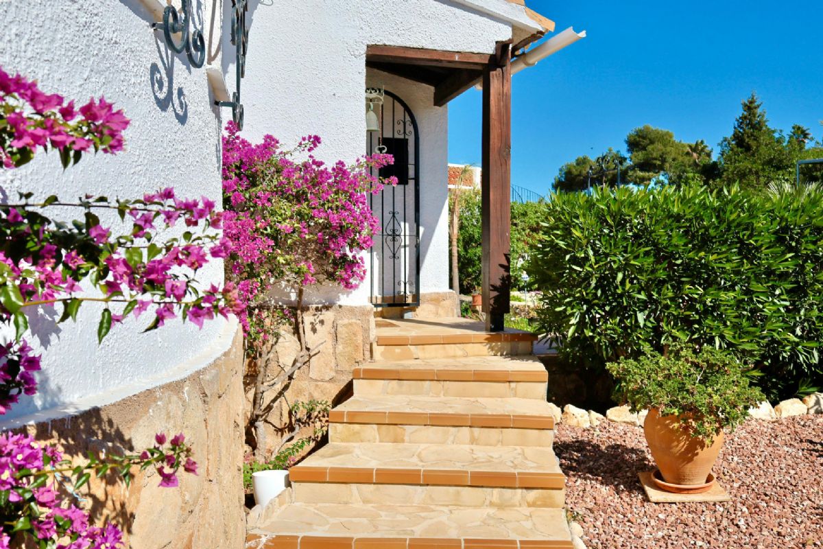 Ubicada en Javea, esta encantadora villa con vistas al mar y a la montana se encuentra en un entorno de absoluta calma, ideal para quienes buscan tranquilidad y privacidad en plena esencia mediterranea.