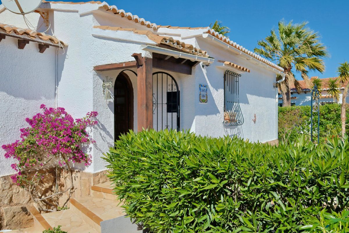 Ubicada en Javea, esta encantadora villa con vistas al mar y a la montana se encuentra en un entorno de absoluta calma, ideal para quienes buscan tranquilidad y privacidad en plena esencia mediterranea.