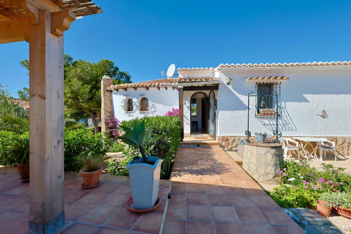 Ubicada en Javea, esta encantadora villa con vistas al mar y a la montana se encuentra en un entorno de absoluta calma, ideal para quienes buscan tranquilidad y privacidad en plena esencia mediterranea.