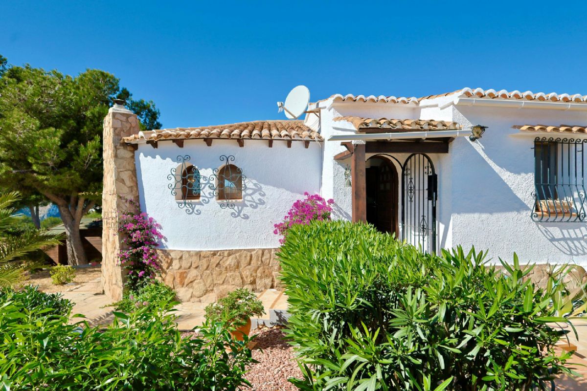 Ubicada en Javea, esta encantadora villa con vistas al mar y a la montana se encuentra en un entorno de absoluta calma, ideal para quienes buscan tranquilidad y privacidad en plena esencia mediterranea.