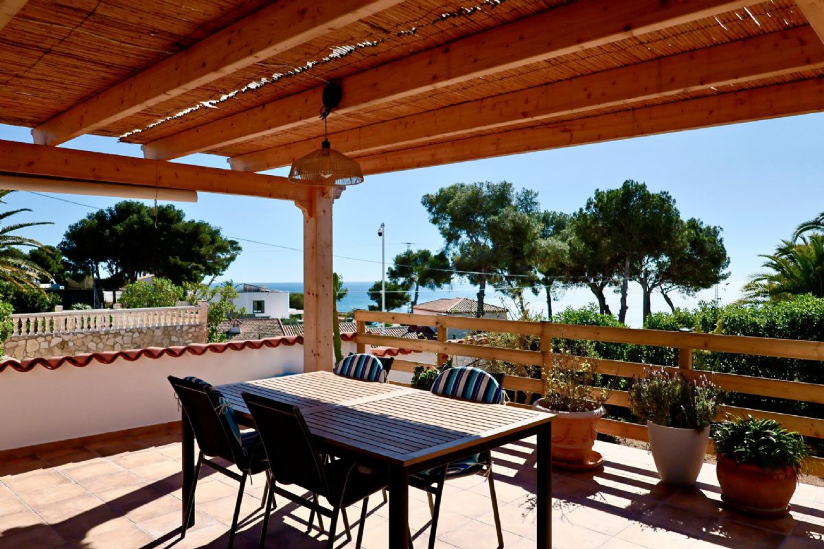 Ubicada en Javea, esta encantadora villa con vistas al mar y a la montana se encuentra en un entorno de absoluta calma, ideal para quienes buscan tranquilidad y privacidad en plena esencia mediterranea.