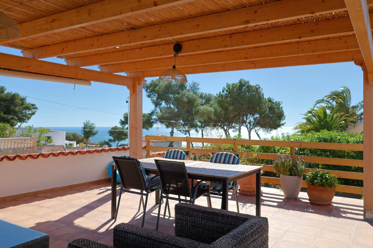 Ubicada en Javea, esta encantadora villa con vistas al mar y a la montana se encuentra en un entorno de absoluta calma, ideal para quienes buscan tranquilidad y privacidad en plena esencia mediterranea.