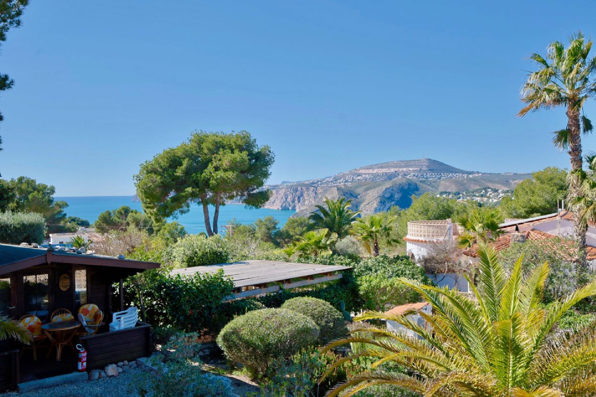 Ubicada en Javea, esta encantadora villa con vistas al mar y a la montana se encuentra en un entorno de absoluta calma, ideal para quienes buscan tranquilidad y privacidad en plena esencia mediterranea.
