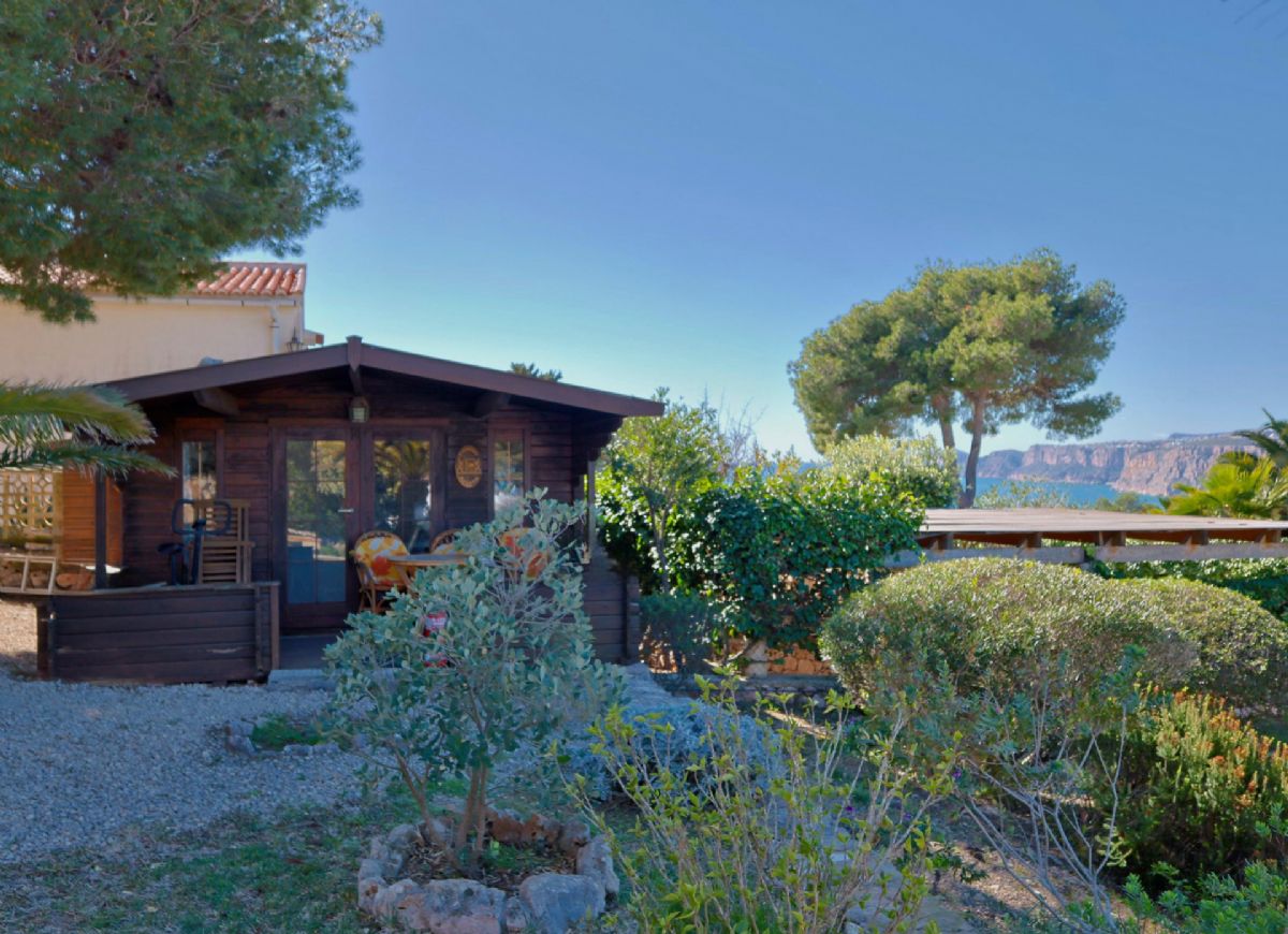 Ubicada en Javea, esta encantadora villa con vistas al mar y a la montana se encuentra en un entorno de absoluta calma, ideal para quienes buscan tranquilidad y privacidad en plena esencia mediterranea.