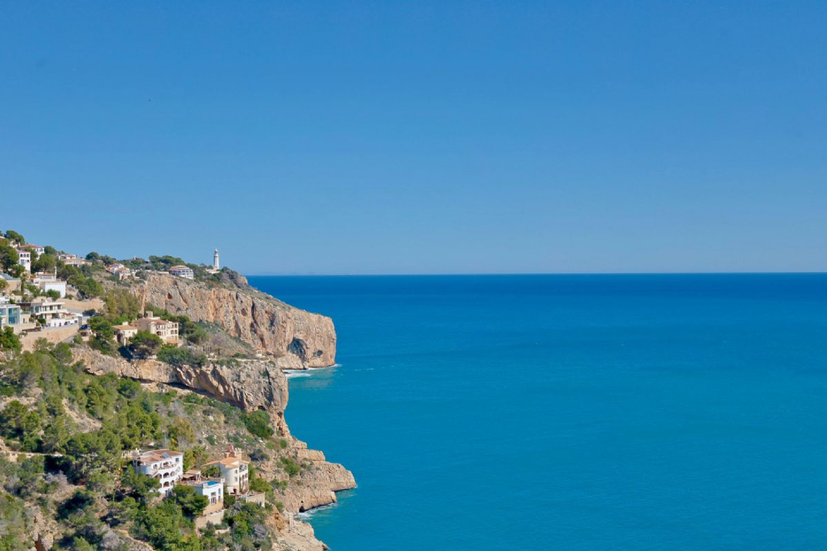 Ubicada en Javea, esta encantadora villa con vistas al mar y a la montana se encuentra en un entorno de absoluta calma, ideal para quienes buscan tranquilidad y privacidad en plena esencia mediterranea.
