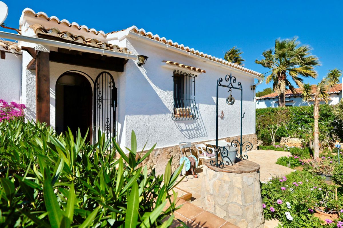 Ubicada en Javea, esta encantadora villa con vistas al mar y a la montana se encuentra en un entorno de absoluta calma, ideal para quienes buscan tranquilidad y privacidad en plena esencia mediterranea.