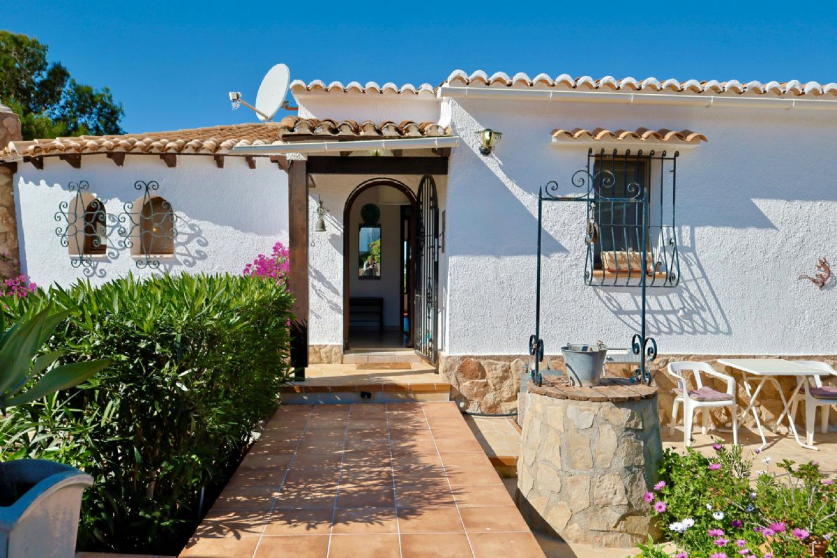Ubicada en Javea, esta encantadora villa con vistas al mar y a la montana se encuentra en un entorno de absoluta calma, ideal para quienes buscan tranquilidad y privacidad en plena esencia mediterranea.