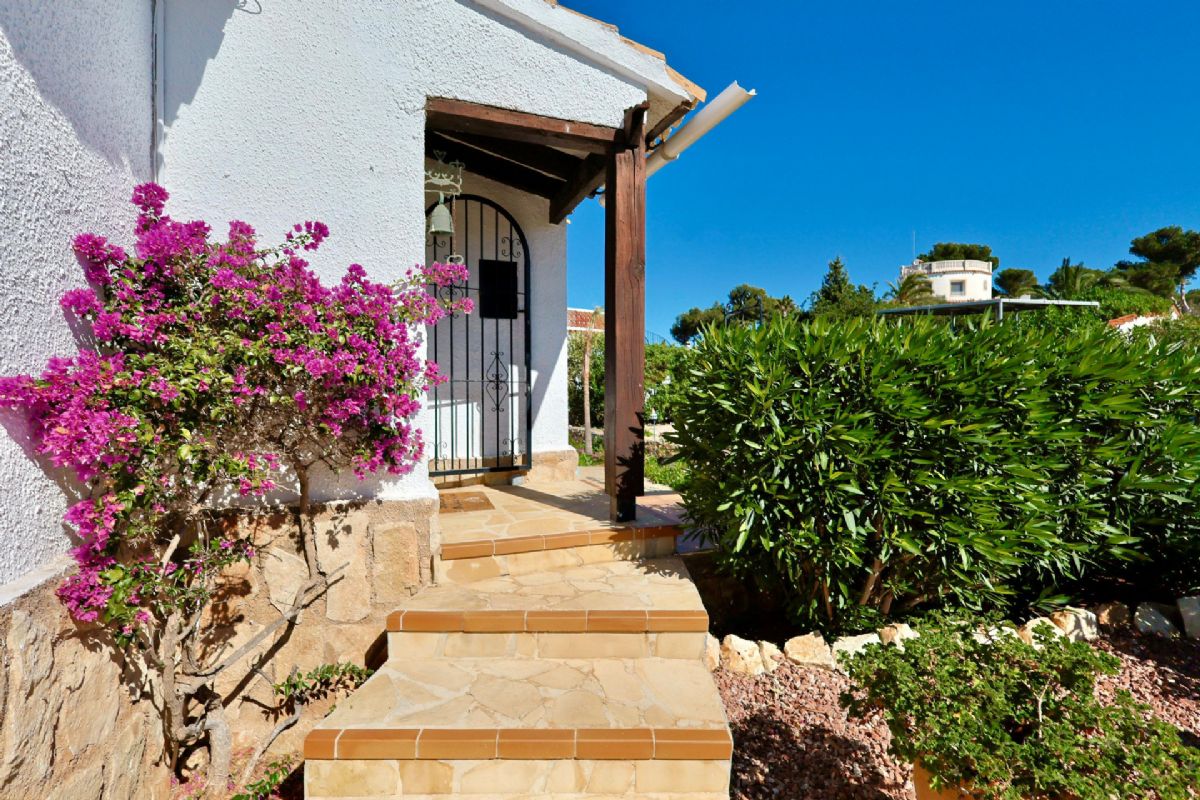 Ubicada en Javea, esta encantadora villa con vistas al mar y a la montana se encuentra en un entorno de absoluta calma, ideal para quienes buscan tranquilidad y privacidad en plena esencia mediterranea.