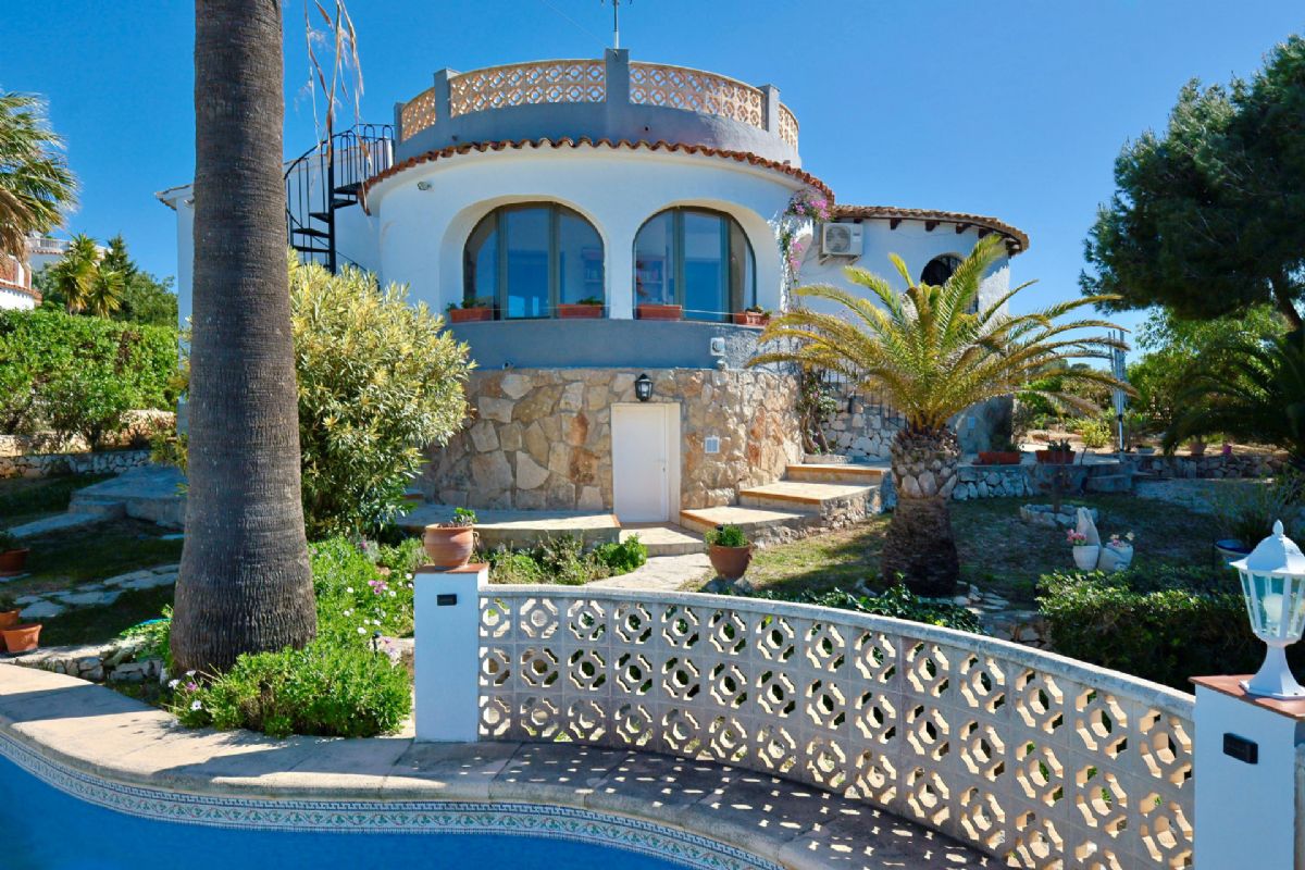 Ubicada en Javea, esta encantadora villa con vistas al mar y a la montana se encuentra en un entorno de absoluta calma, ideal para quienes buscan tranquilidad y privacidad en plena esencia mediterranea.