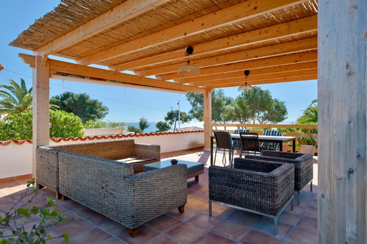 Ubicada en Javea, esta encantadora villa con vistas al mar y a la montana se encuentra en un entorno de absoluta calma, ideal para quienes buscan tranquilidad y privacidad en plena esencia mediterranea.