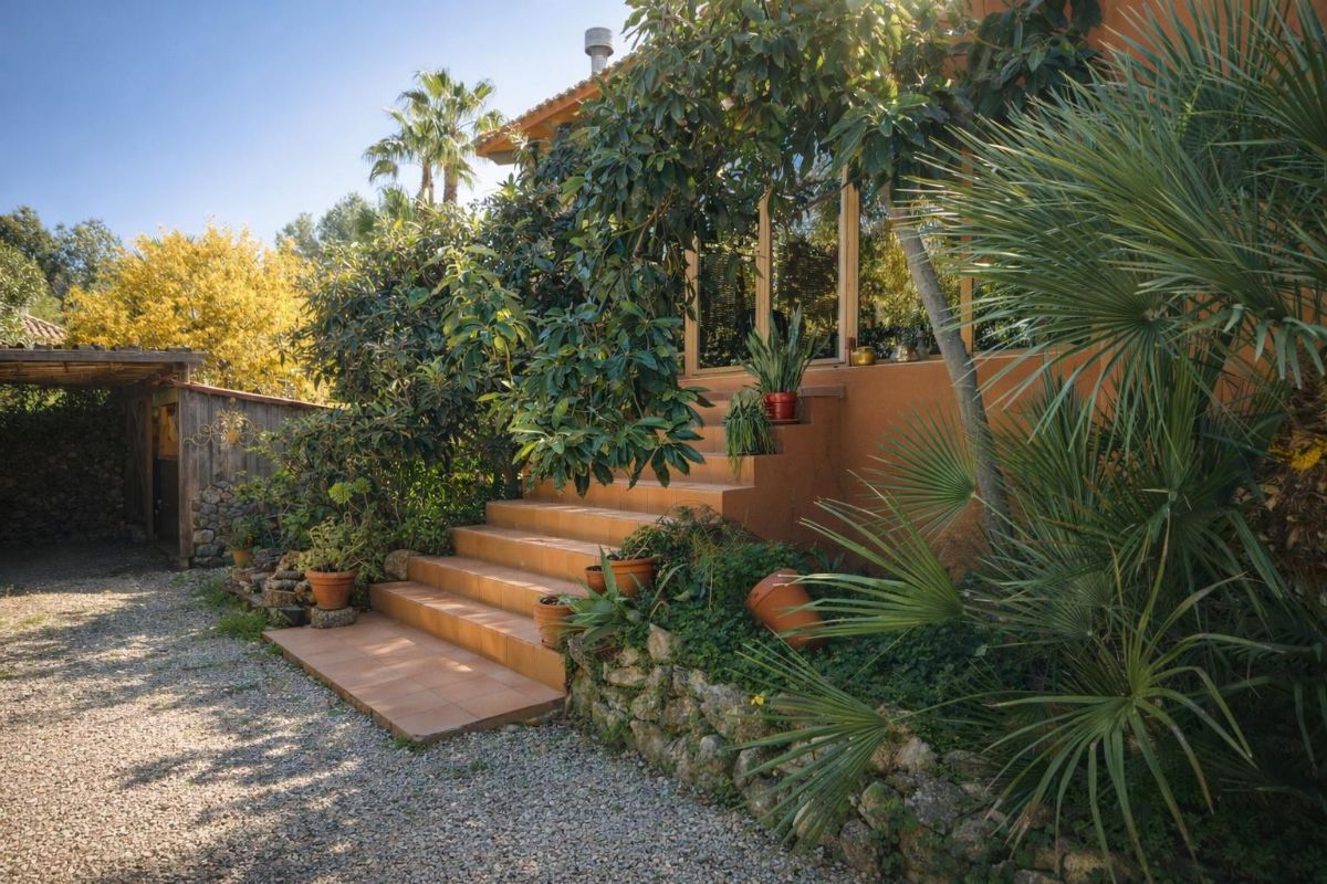 Le presentamos esta atractiva villa situada en la tranquila zona de Adsubia, en Javea-Xabia, un enclave donde la calma y el entorno natural crean un ambiente inmejorable.