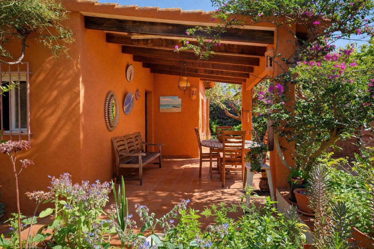 Le presentamos esta atractiva villa situada en la tranquila zona de Adsubia, en Javea-Xabia, un enclave donde la calma y el entorno natural crean un ambiente inmejorable.