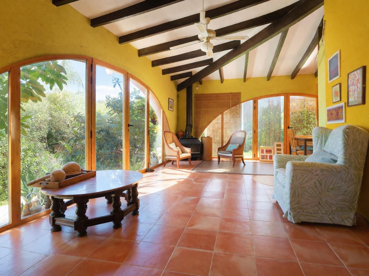 Le presentamos esta atractiva villa situada en la tranquila zona de Adsubia, en Javea-Xabia, un enclave donde la calma y el entorno natural crean un ambiente inmejorable.