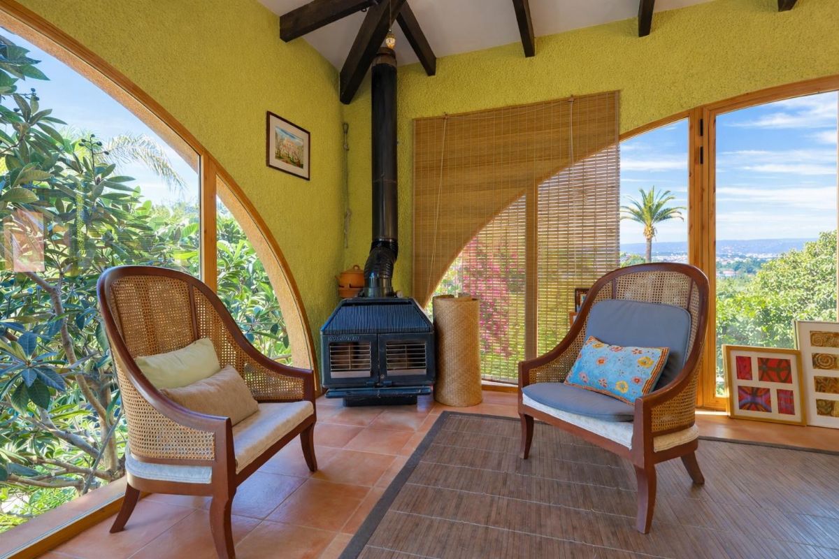 Le presentamos esta atractiva villa situada en la tranquila zona de Adsubia, en Javea-Xabia, un enclave donde la calma y el entorno natural crean un ambiente inmejorable.