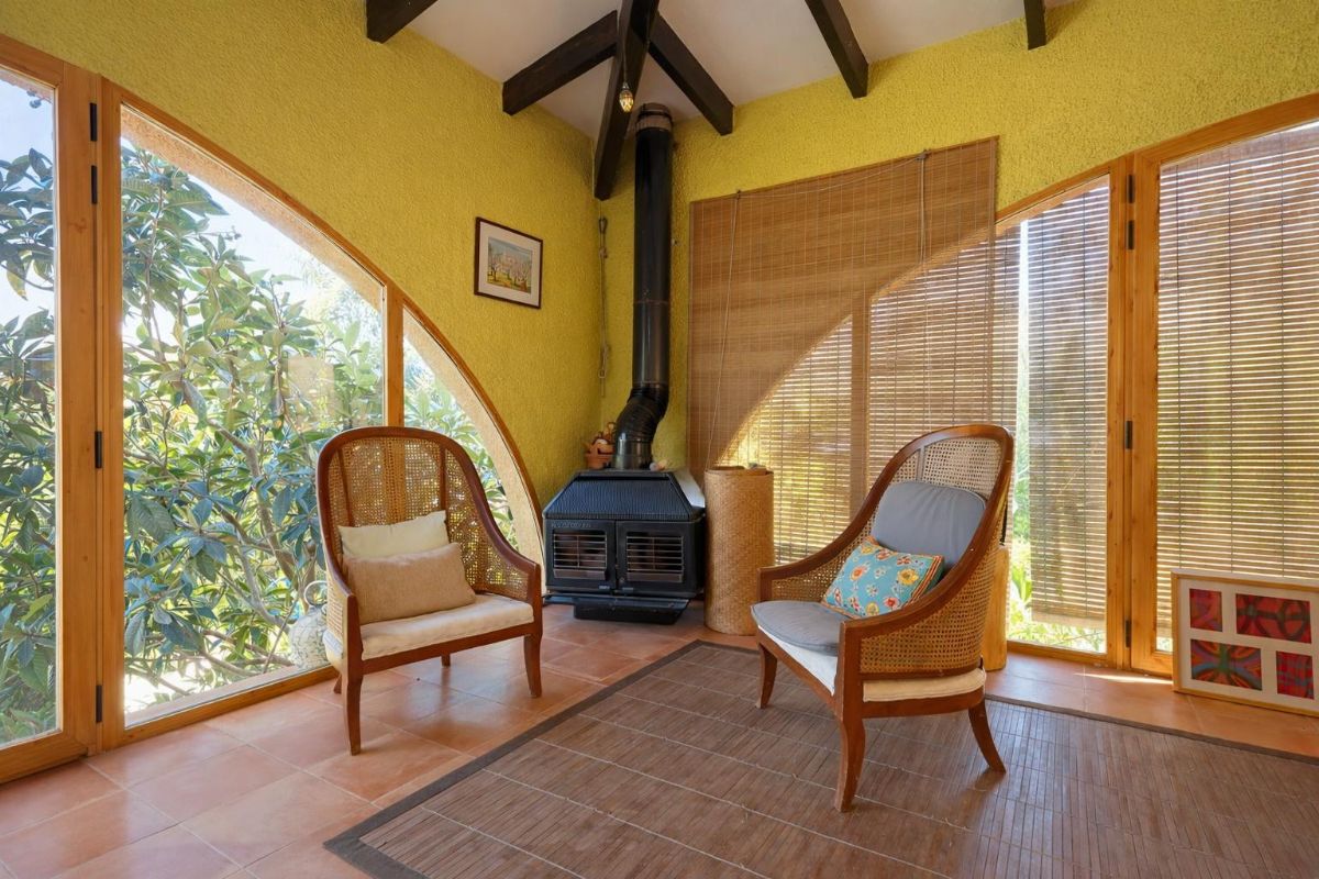 Le presentamos esta atractiva villa situada en la tranquila zona de Adsubia, en Javea-Xabia, un enclave donde la calma y el entorno natural crean un ambiente inmejorable.