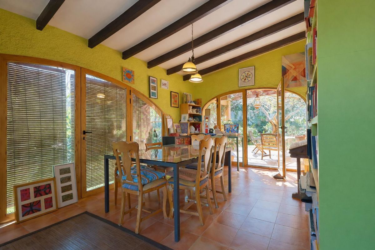 Le presentamos esta atractiva villa situada en la tranquila zona de Adsubia, en Javea-Xabia, un enclave donde la calma y el entorno natural crean un ambiente inmejorable.