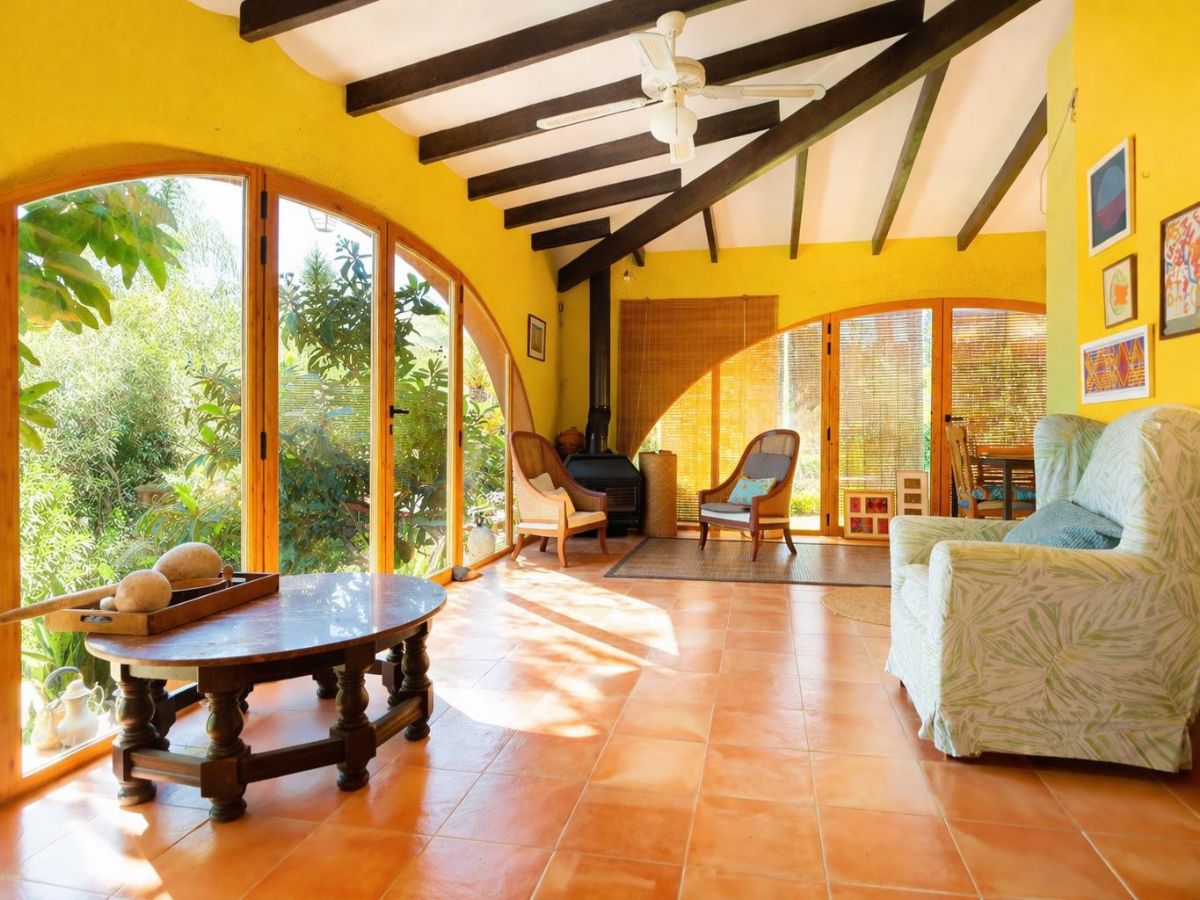 Le presentamos esta atractiva villa situada en la tranquila zona de Adsubia, en Javea-Xabia, un enclave donde la calma y el entorno natural crean un ambiente inmejorable.