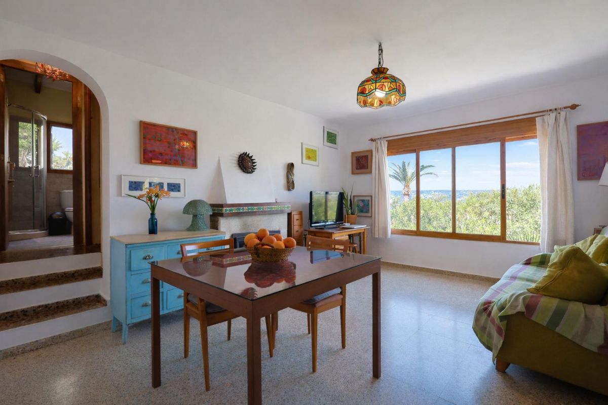 Le presentamos esta atractiva villa situada en la tranquila zona de Adsubia, en Javea-Xabia, un enclave donde la calma y el entorno natural crean un ambiente inmejorable.
