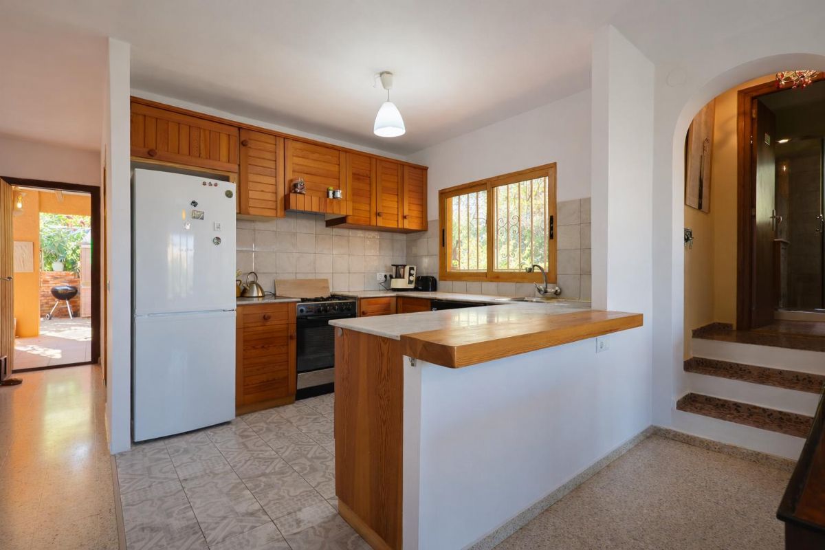 Le presentamos esta atractiva villa situada en la tranquila zona de Adsubia, en Javea-Xabia, un enclave donde la calma y el entorno natural crean un ambiente inmejorable.