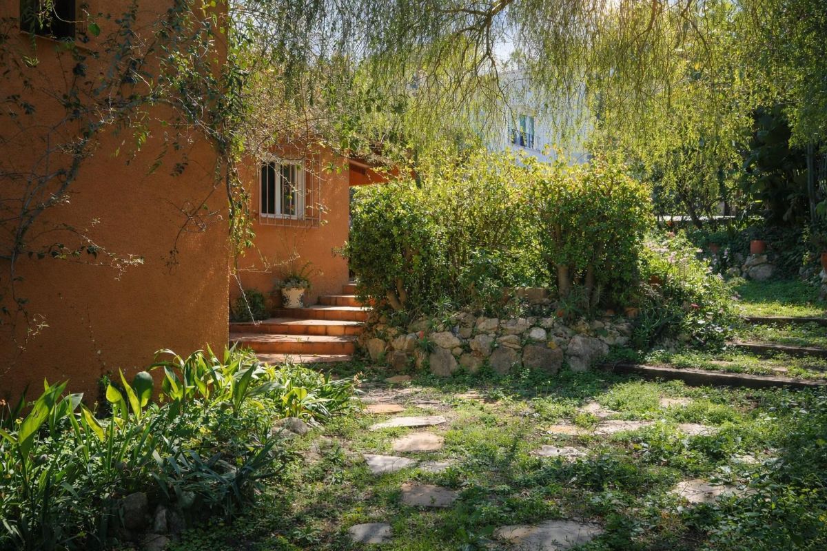 Le presentamos esta atractiva villa situada en la tranquila zona de Adsubia, en Javea-Xabia, un enclave donde la calma y el entorno natural crean un ambiente inmejorable.