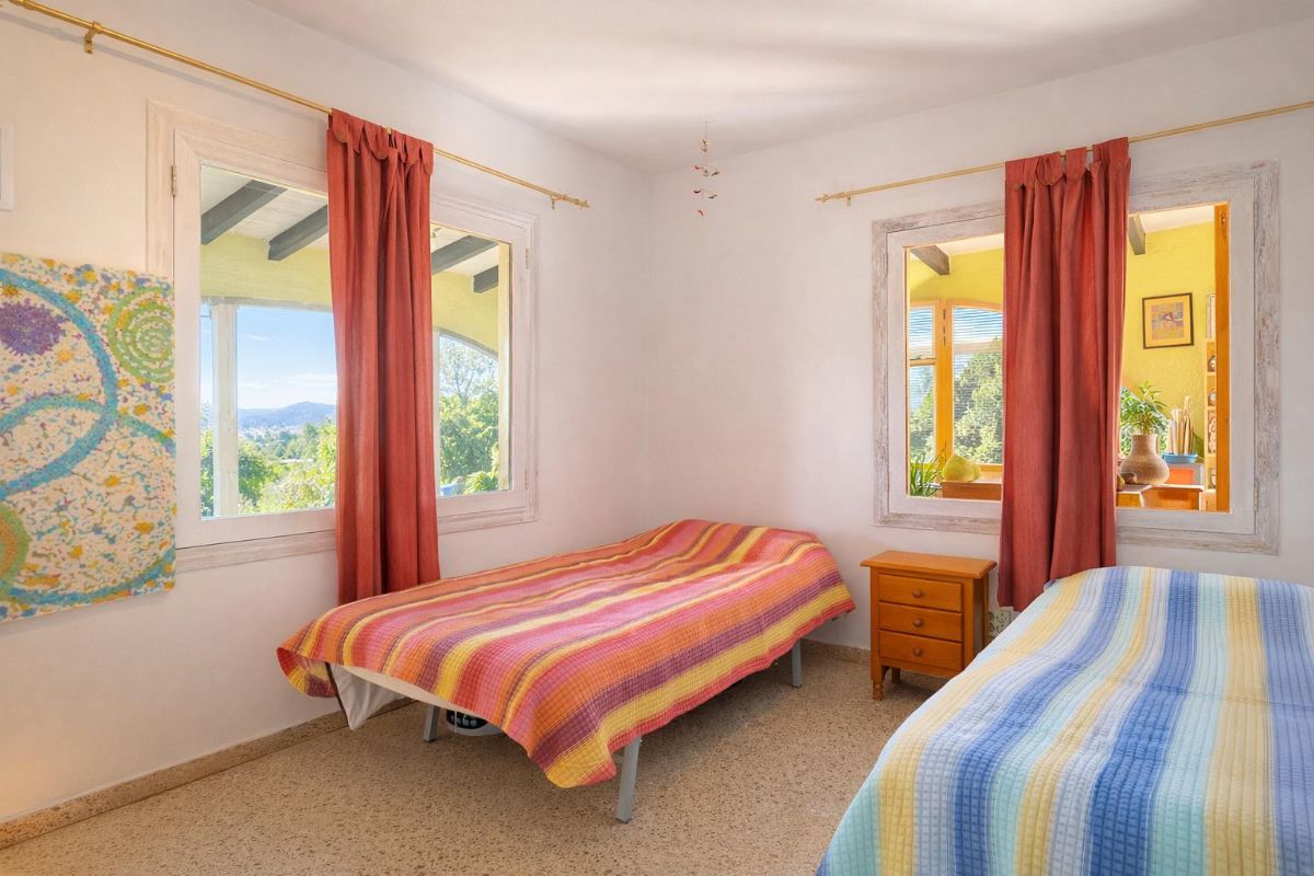 Le presentamos esta atractiva villa situada en la tranquila zona de Adsubia, en Javea-Xabia, un enclave donde la calma y el entorno natural crean un ambiente inmejorable.