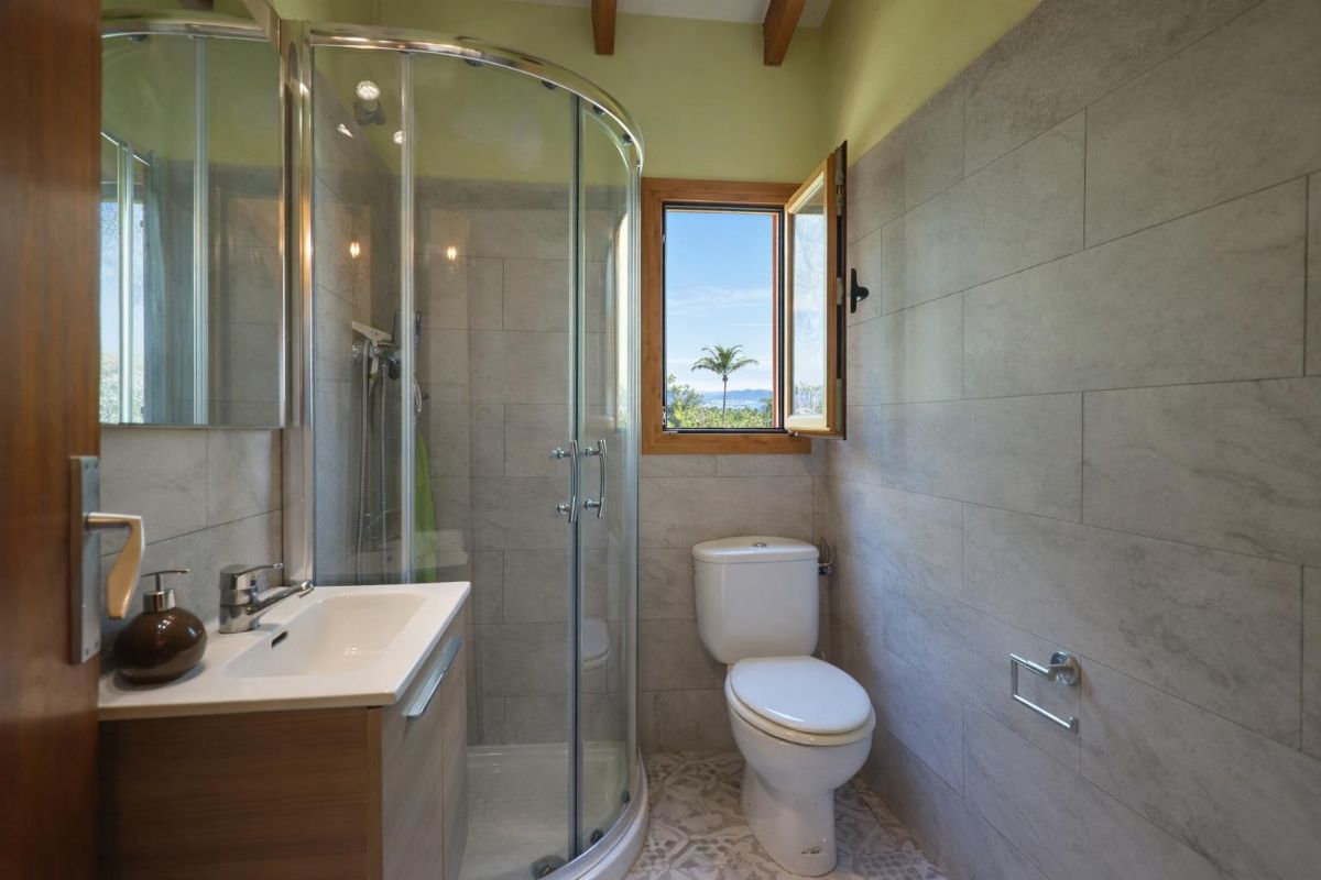 Le presentamos esta atractiva villa situada en la tranquila zona de Adsubia, en Javea-Xabia, un enclave donde la calma y el entorno natural crean un ambiente inmejorable.