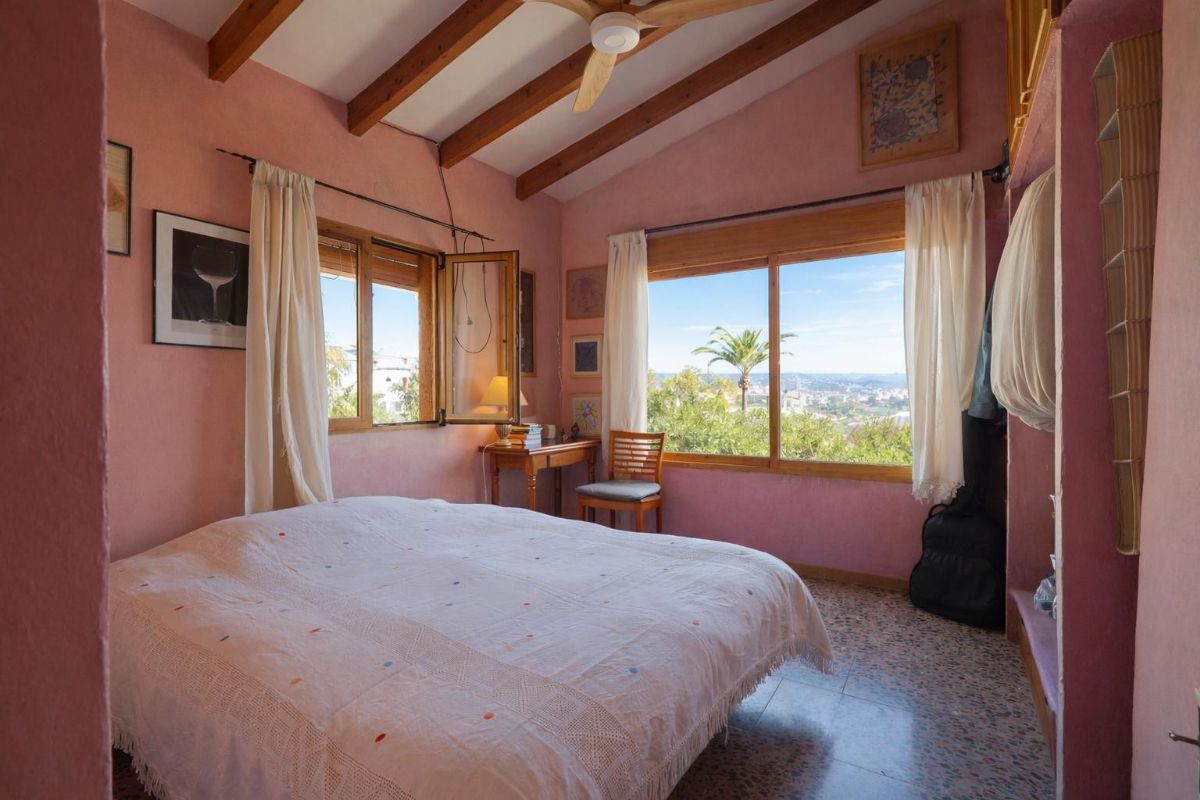Le presentamos esta atractiva villa situada en la tranquila zona de Adsubia, en Javea-Xabia, un enclave donde la calma y el entorno natural crean un ambiente inmejorable.