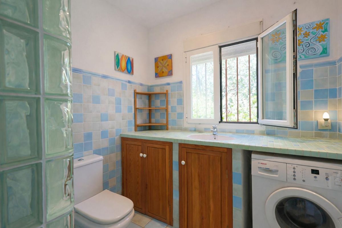 Le presentamos esta atractiva villa situada en la tranquila zona de Adsubia, en Javea-Xabia, un enclave donde la calma y el entorno natural crean un ambiente inmejorable.