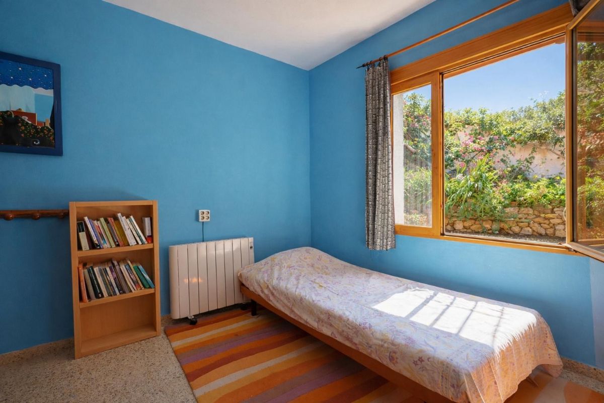 Le presentamos esta atractiva villa situada en la tranquila zona de Adsubia, en Javea-Xabia, un enclave donde la calma y el entorno natural crean un ambiente inmejorable.