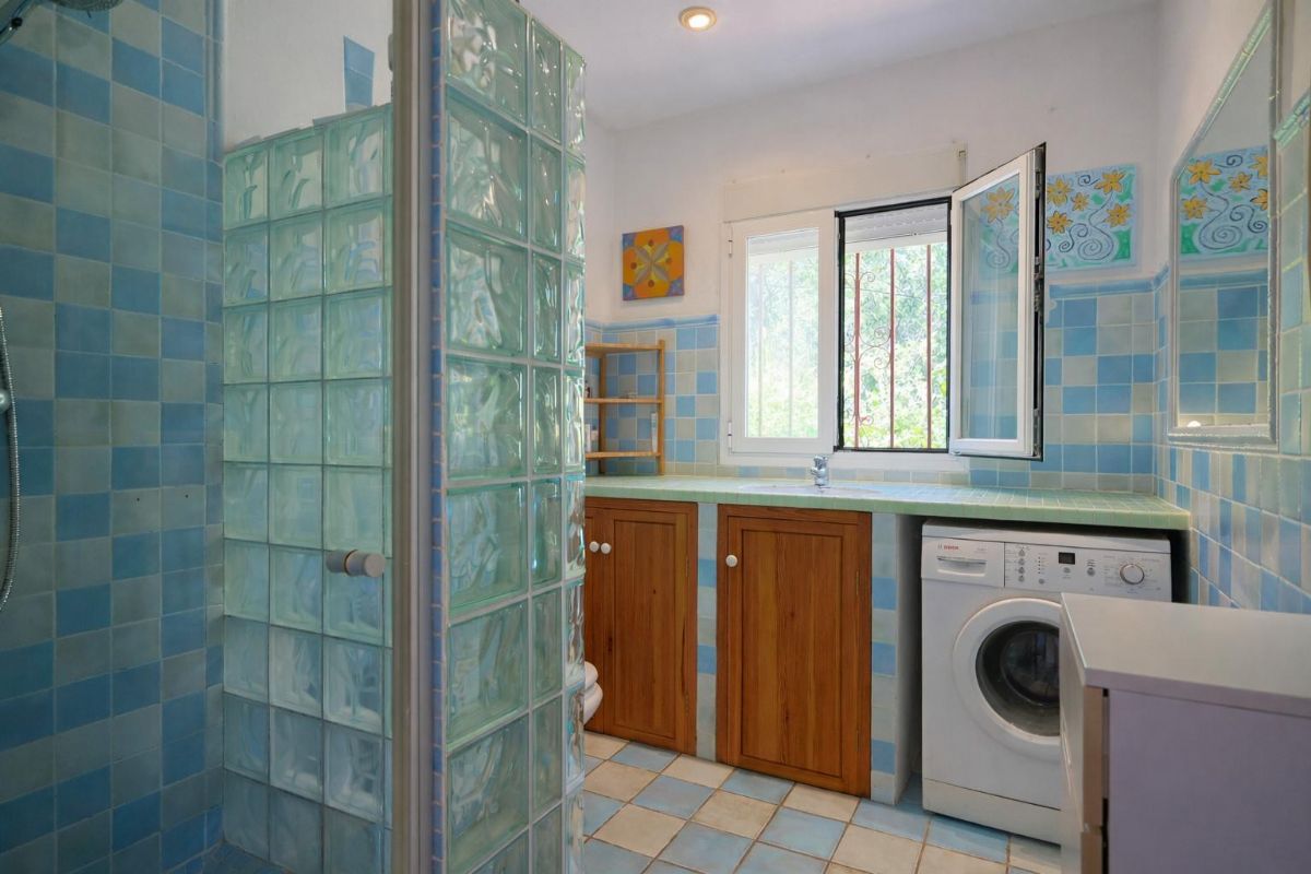 Le presentamos esta atractiva villa situada en la tranquila zona de Adsubia, en Javea-Xabia, un enclave donde la calma y el entorno natural crean un ambiente inmejorable.