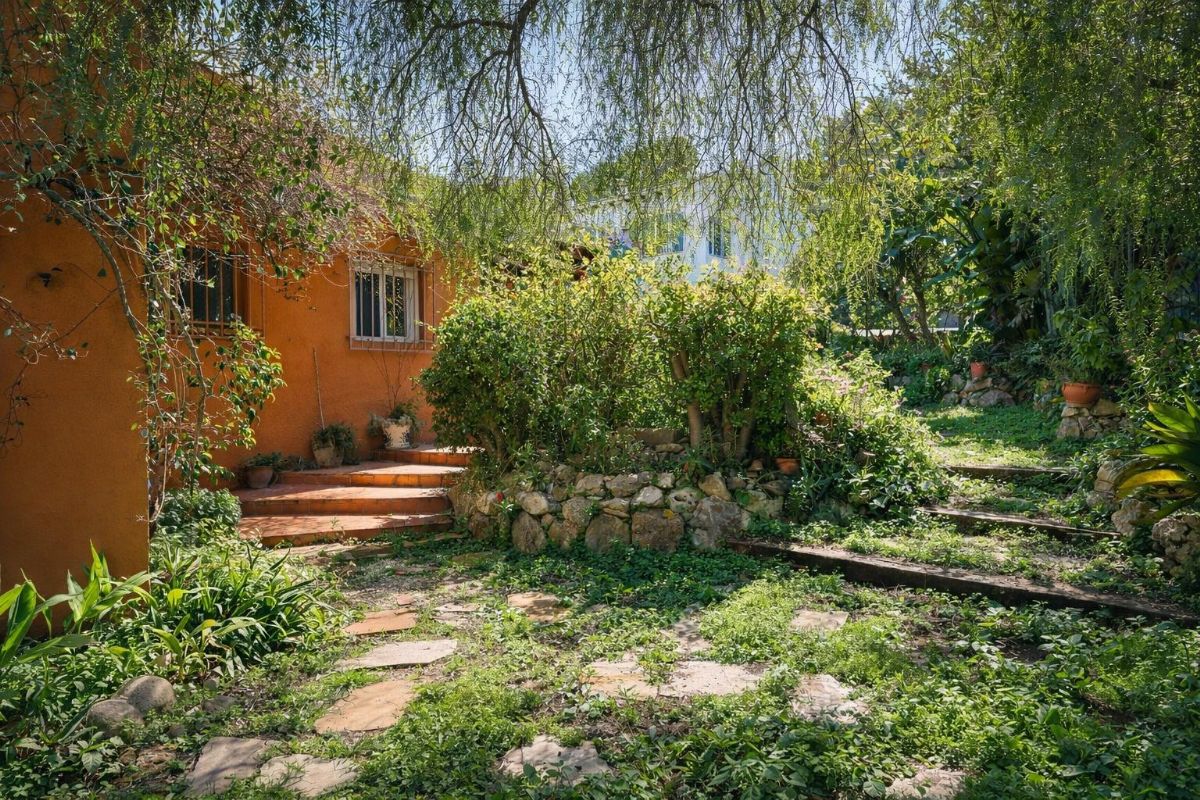 Le presentamos esta atractiva villa situada en la tranquila zona de Adsubia, en Javea-Xabia, un enclave donde la calma y el entorno natural crean un ambiente inmejorable.
