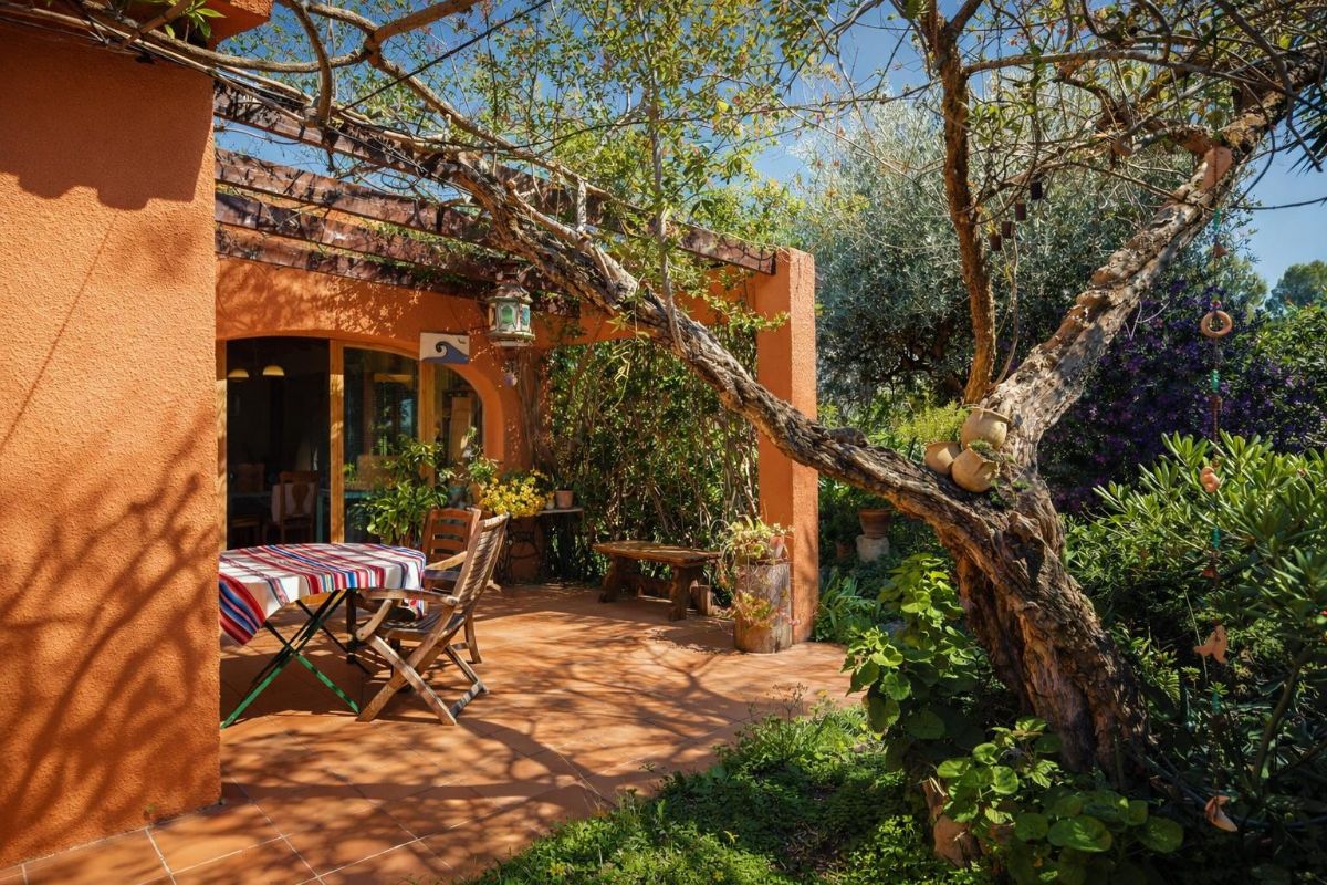 Le presentamos esta atractiva villa situada en la tranquila zona de Adsubia, en Javea-Xabia, un enclave donde la calma y el entorno natural crean un ambiente inmejorable.