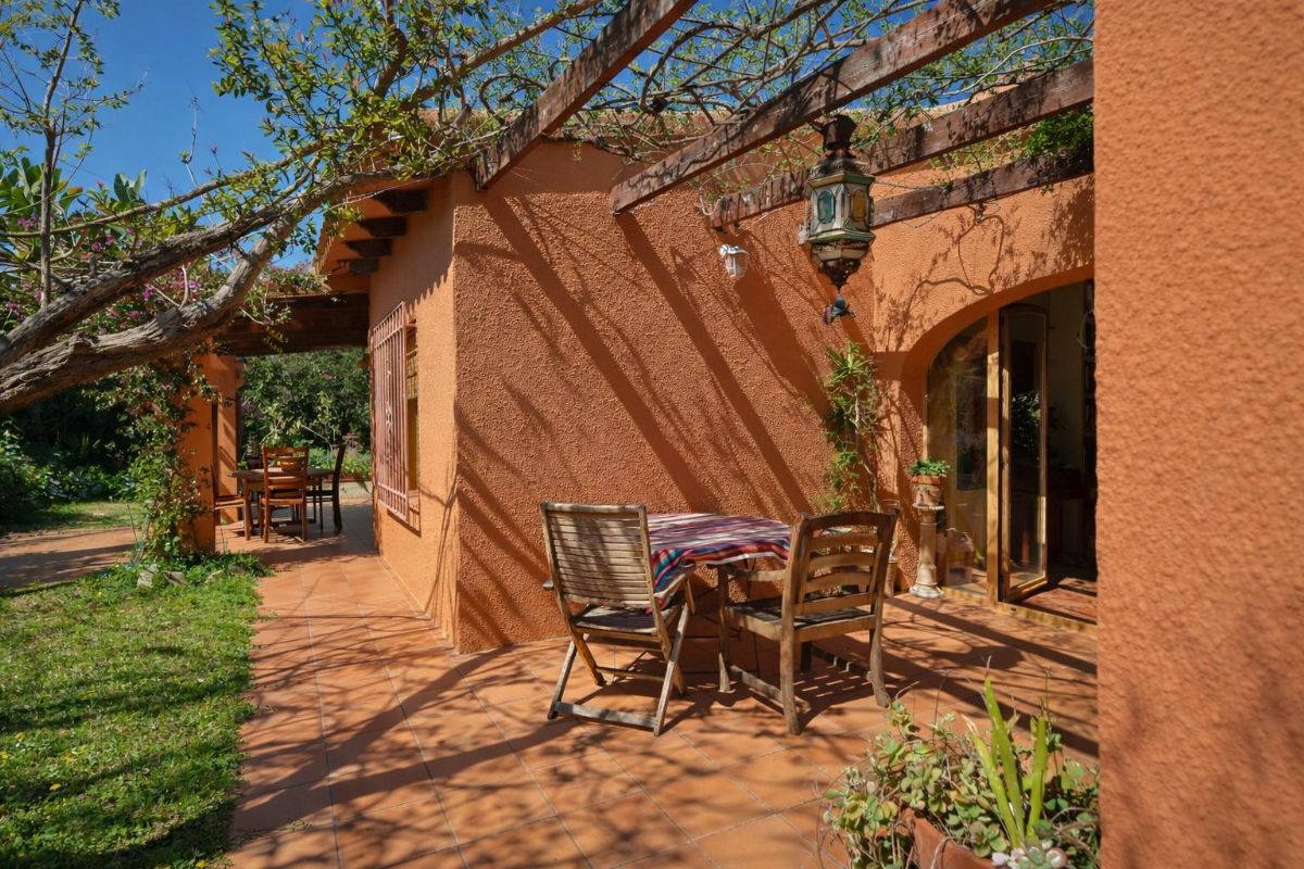Le presentamos esta atractiva villa situada en la tranquila zona de Adsubia, en Javea-Xabia, un enclave donde la calma y el entorno natural crean un ambiente inmejorable.