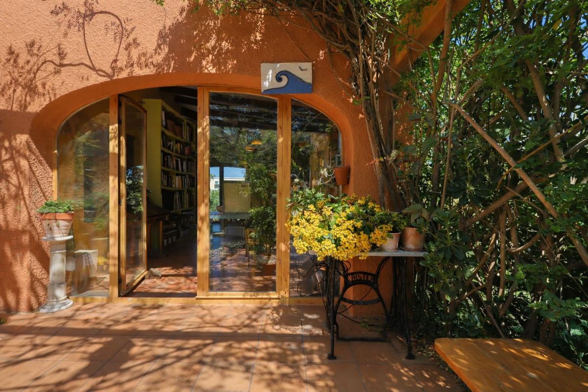 Le presentamos esta atractiva villa situada en la tranquila zona de Adsubia, en Javea-Xabia, un enclave donde la calma y el entorno natural crean un ambiente inmejorable.